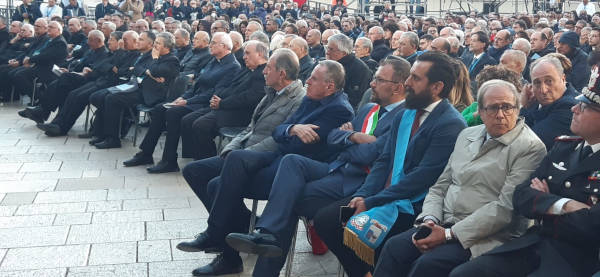 La provincia di Matera all’inaugurazione del Congresso Eucaristico Nazionale in una piazza piena di fedeli: ecco le foto